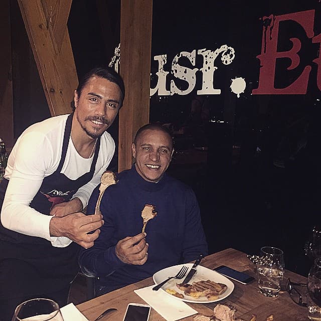 La leyenda del Real Madrid y el fútbol brasileño, Roberto Carlos se ve muy contento con su comida.