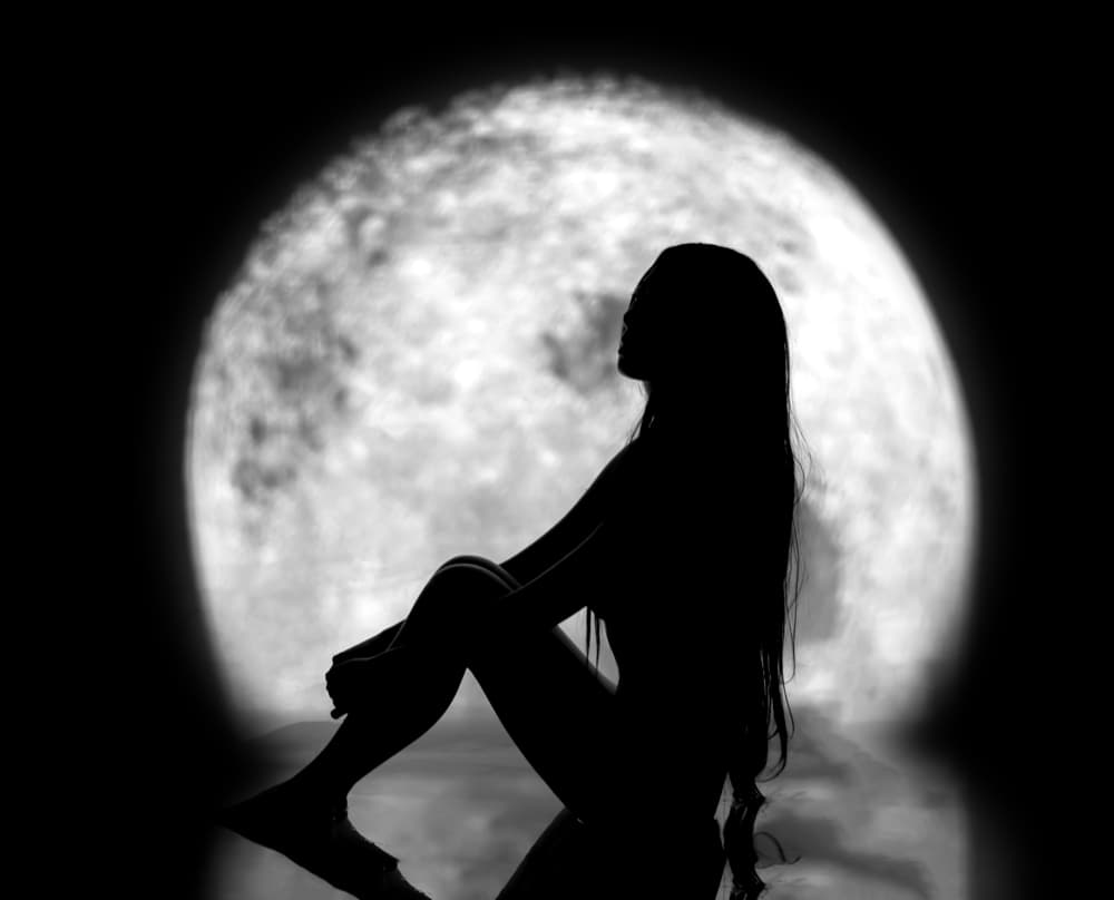 Otra leyenda asocia a la superluna con la locura o demencia e inclusive hoy día a las personas con trastornos mentales se les sigue llamando “lunáticos”. No obstante, al estar más cerca de nuestro planeta su fuerza de gravedad aumenta, las mareas son más altas y se alteran ciertos ciclos o ritmos biológicos en la naturaleza, pero nada de eso es catastrófico.