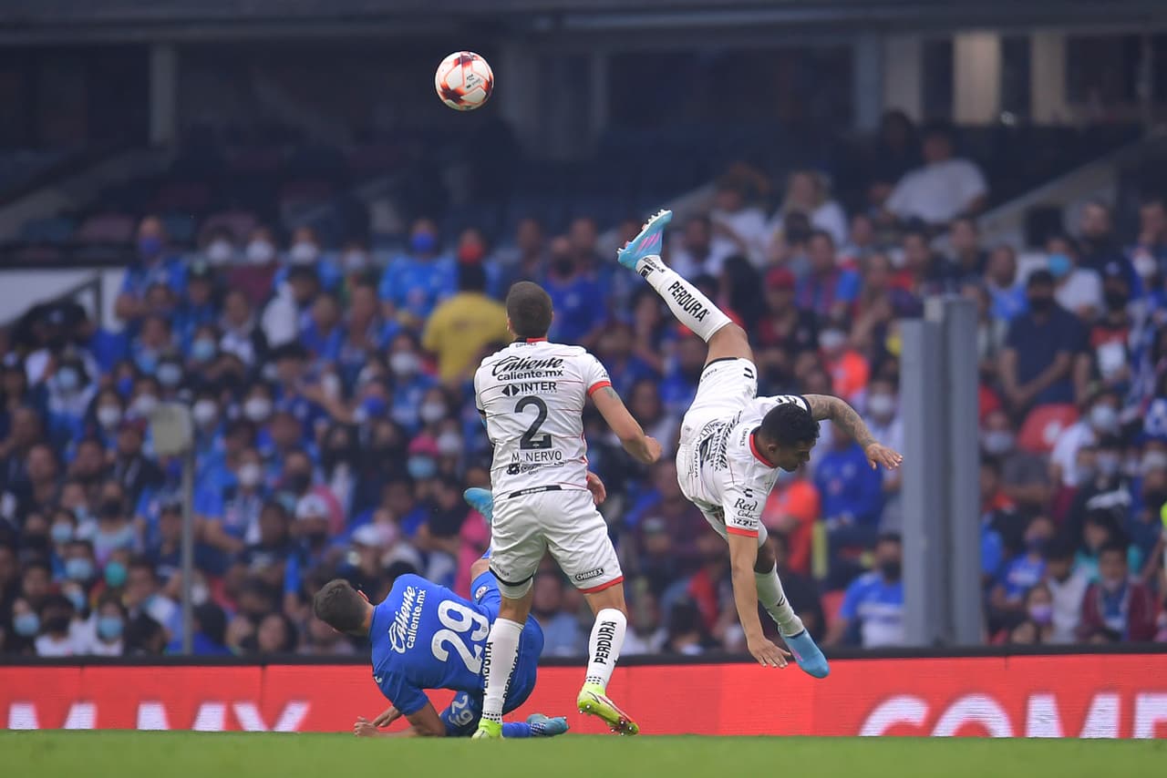 Cruz Azul sufrió pero logró derrotar al campeón que vio como le anulaban dos goles y terminó encima de los Cementeros.
