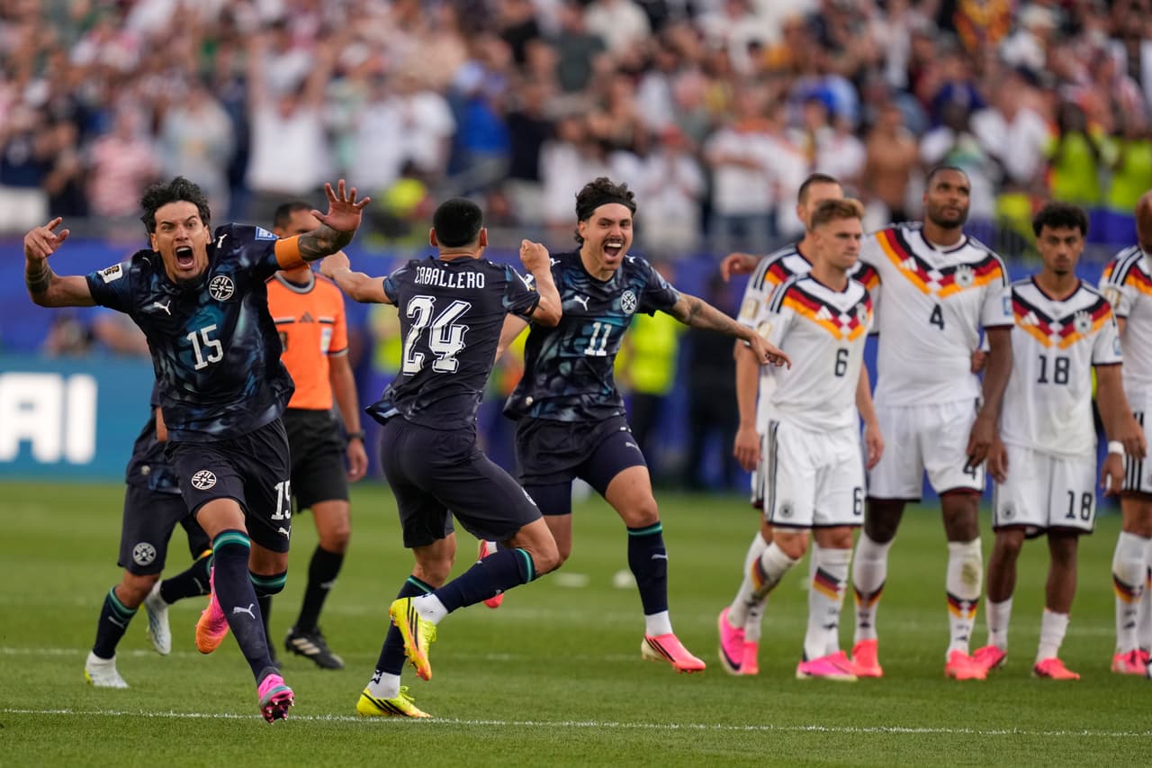 El paraguayo Gustavo Gómez celebra tras ganar el partido de dieciseisavos de final de la Copa del Mundo entre Alemania y Paraguay en Foxborough, Massachusetts, cerca de Boston, el lunes 29 de junio de 2026.