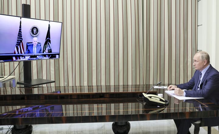 Vladimir Putin y Joe Biden en la videollamada.