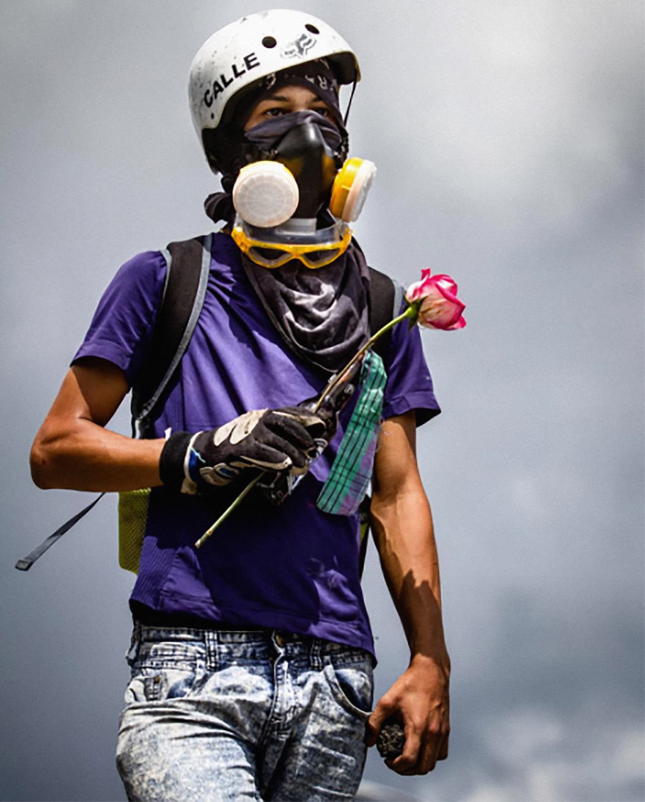 Esta fotografía de Neomar Lander el día de la ‘marcha por las madres’ ha sido difundida en redes sociales. El joven era asiduo a las manifestaciones de la capital y era conocido por muchos de los activistas opositores y periodistas que han cubierto las protestas que comenzaron en abril.
<br>