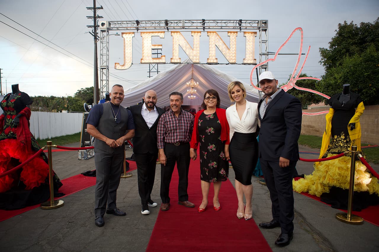 Juan Rivera, uno de los hermanos de Jenni, fue quien encontró estas canciones cuando buscaba un material para una grabación.