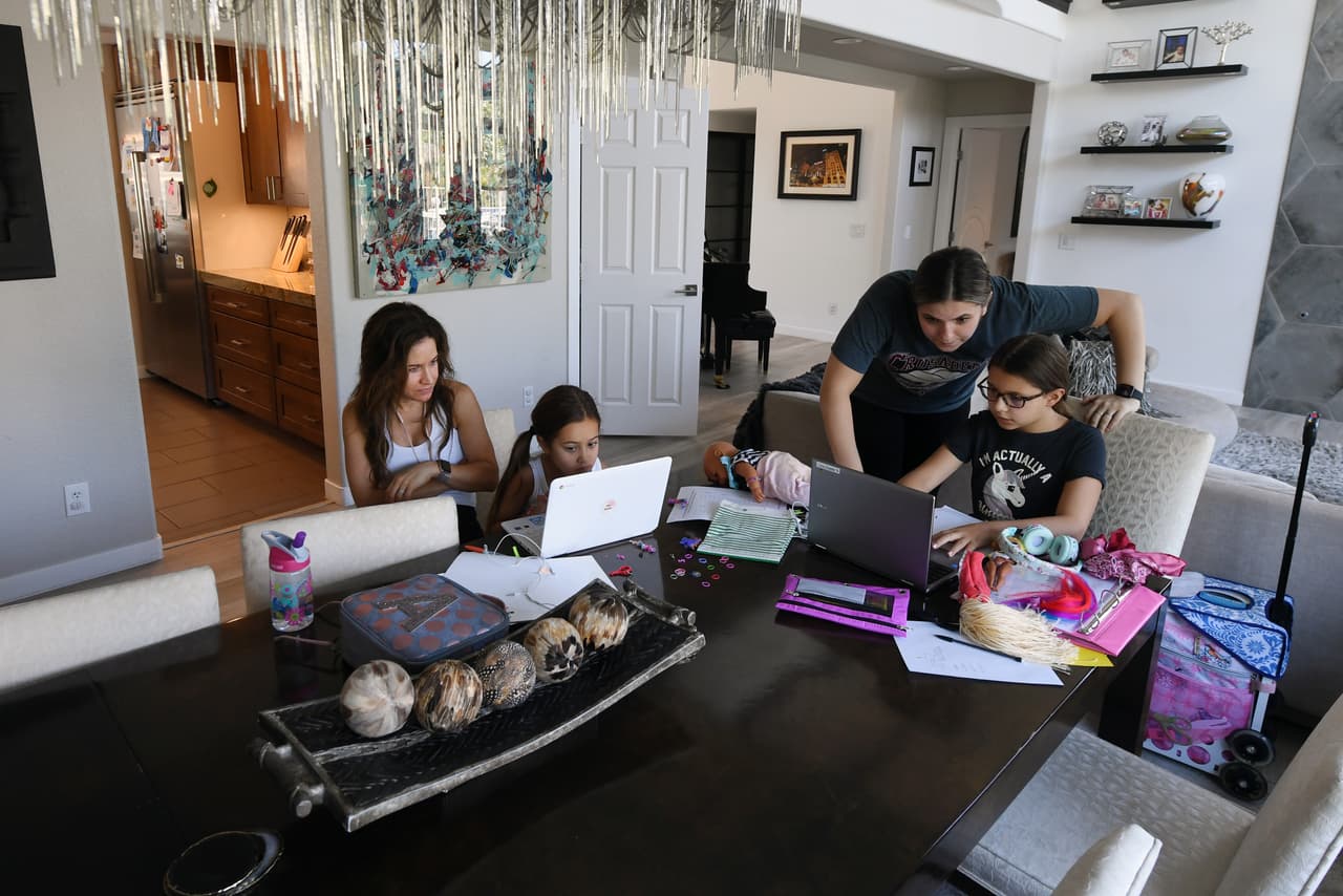 Las escuelas públicas de Miami-Dade están pidiendo a los padres de familia que completen una encuesta sobre su experiencia con la plataforma de aprendizaje a distancia K12.
<br>