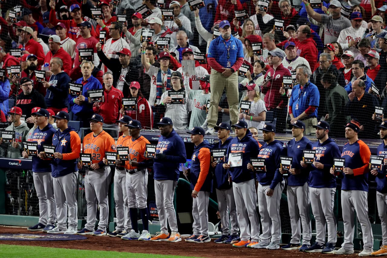 El momento se llevó a cabo después de la 5ta entrada. MLB y sus 30 clubes son los donantes fundadores de SU2C, y hasta la fecha han comprometido más de $50 millones para los innovadores programas de investigación del cáncer de SU2C.