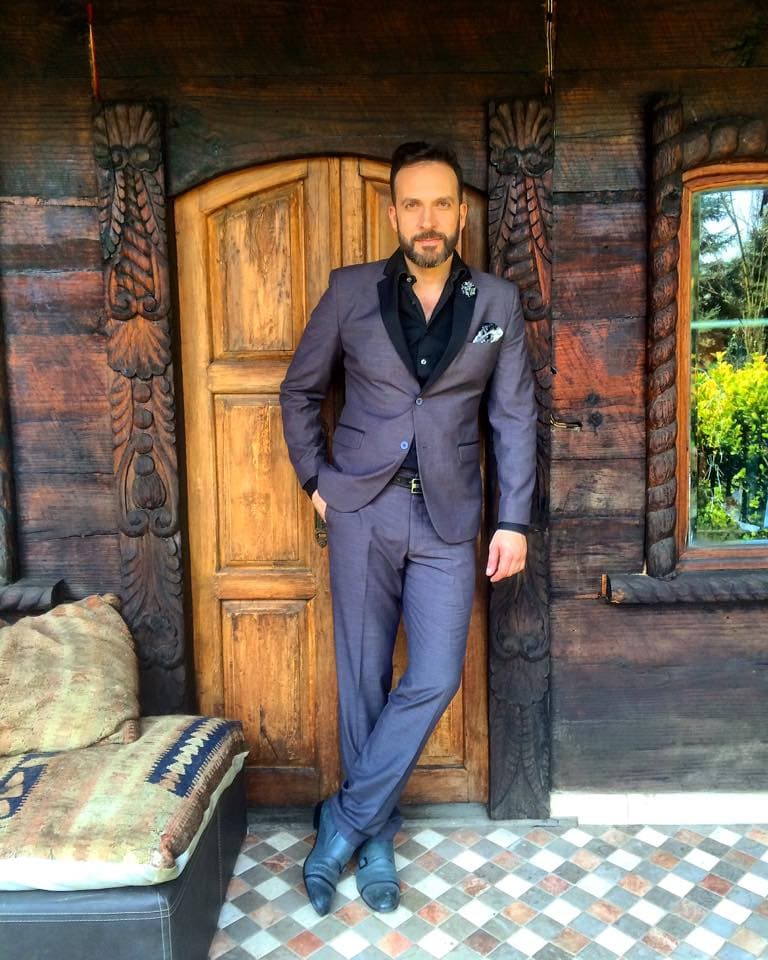 En 2003 se mudó a Madrid, España para ingresar al ‘Estudio Corazza para el Actor’ del reconocido director de teatro Juan Carlos Corazza.