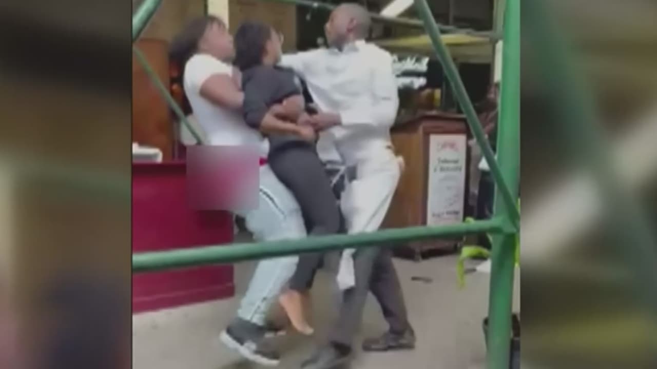 <b>Empleada de restaurante es golpeada por turistas cuando les pidió una prueba de vacunación en Nueva York</b>
<br>
<br>La joven de 24 años fue agredida a golpes por unos clientes cuando les pidió que mostraran el carnet que avala haber recibido las vacunas contra el covid-19. La ley en el estado de Nueva York exige prueba de vacunación para entrar a los restaurantes.