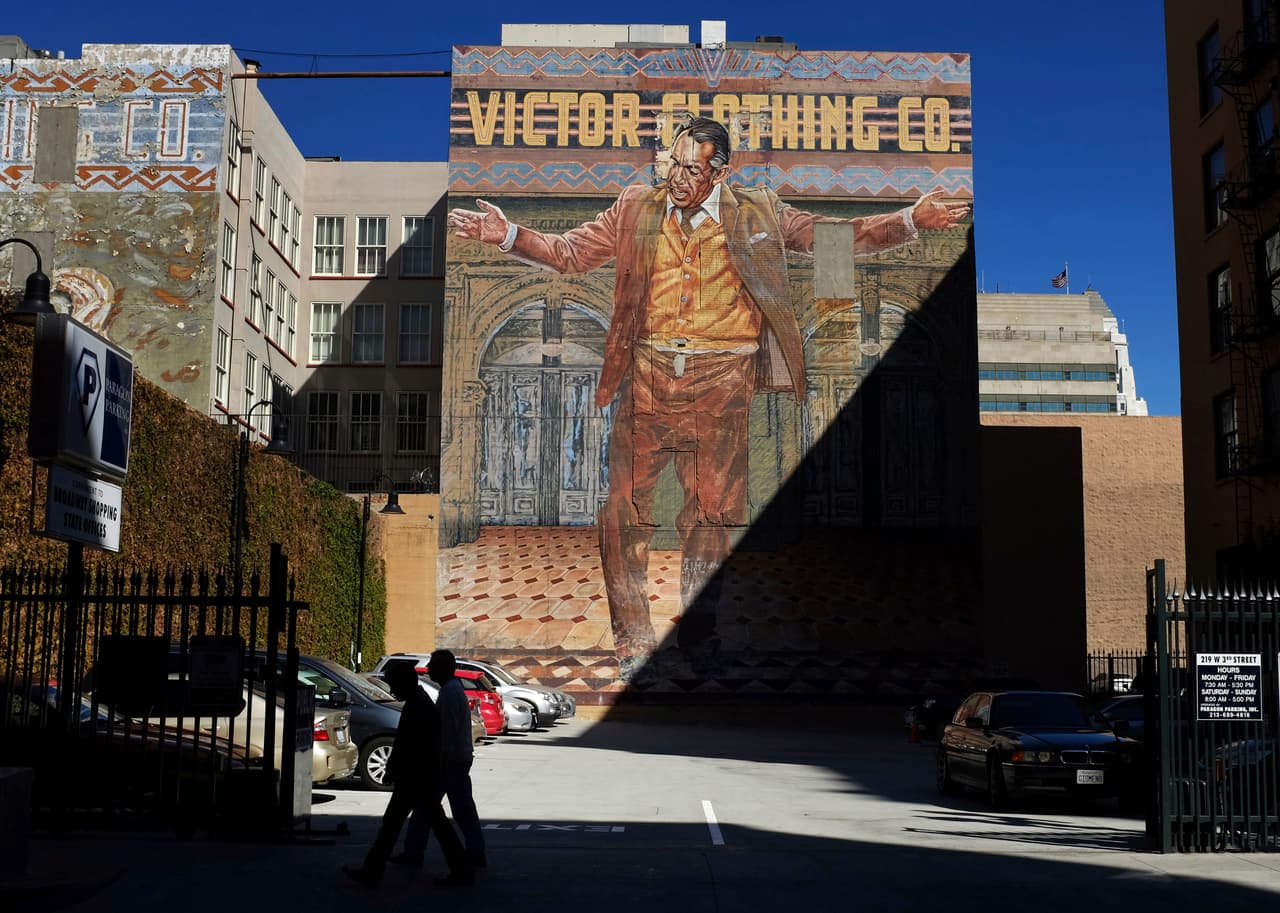 El mural se ubica en la calle Tercera, entre Spring y Broadway.