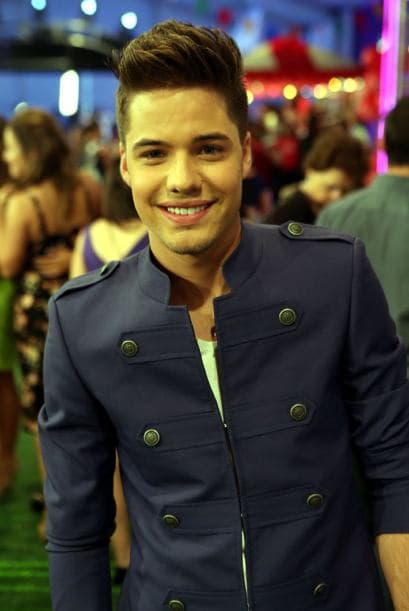 William Valdés se estrenó en esta alfombra de Premios Juventud.