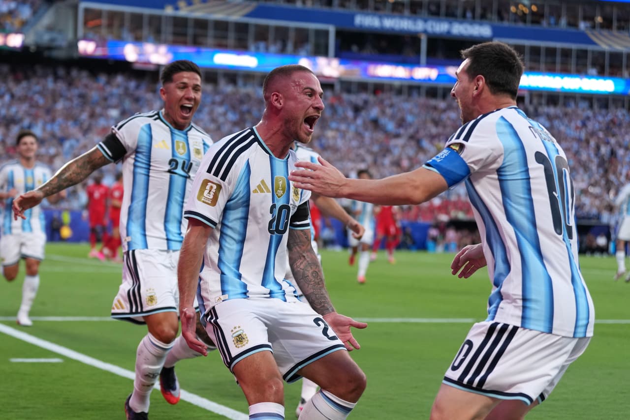 Alexis Mac Allister, de Argentina (en el centro), celebra el primer gol de su selección junto a Lionel Messi durante el partido de cuartos de final del Mundial entre Argentina y Suiza, disputado en Kansas City, Misuri, el sábado 11 de julio de 2026.