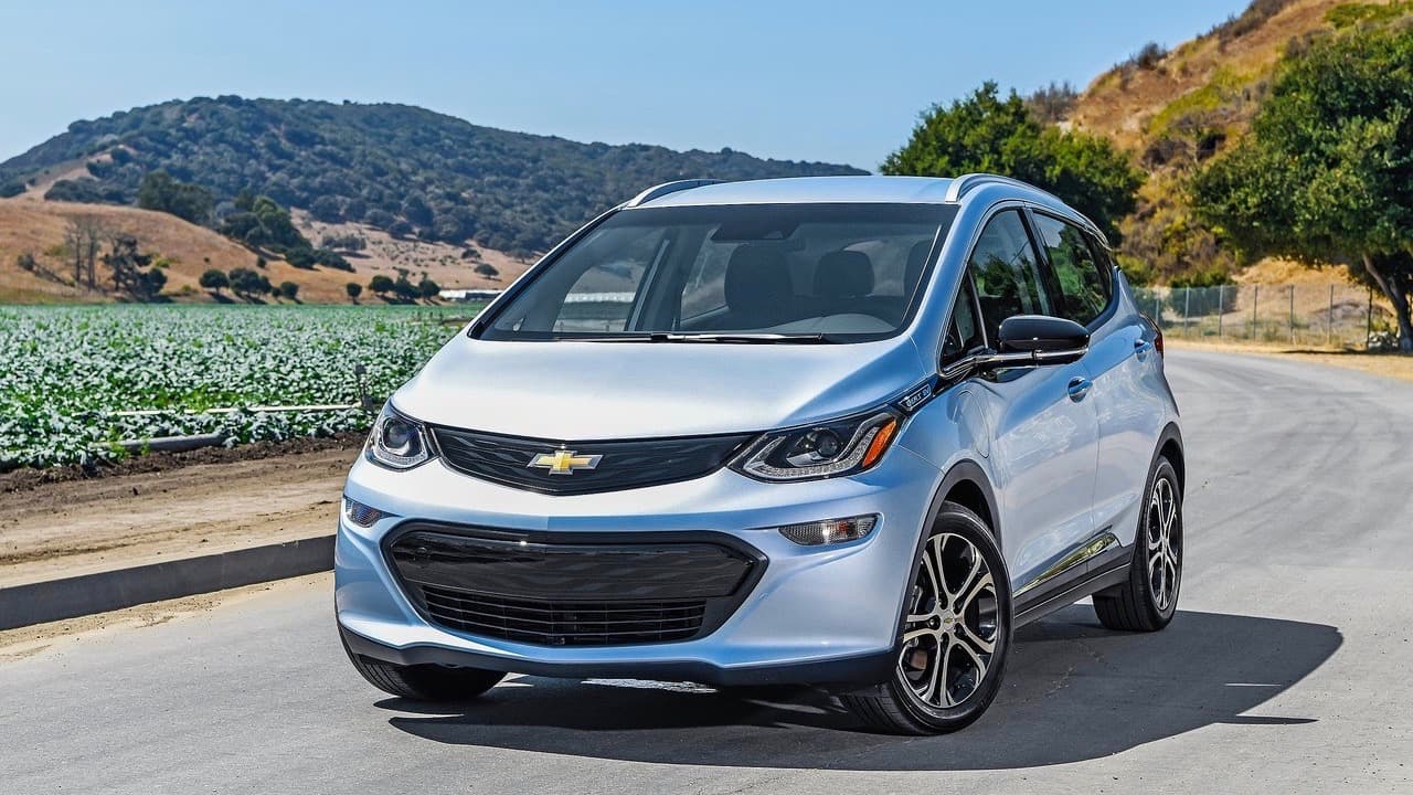 <b>Chevrolet Bolt</b>
<br>
<br>Práctico, moderno y con 200 caballos de fuerza a su disposición el pequeño Chevrolet es una proposición inevitable de considerar. Más aún cuando consideramos que su manejo es ágil y energético lo que sorprenderá a quienes creen que el manejo de los vehículos eléctricos es aburrido e inconexo. Su precio inicial de 36,620 dólares incrementa su atractivo.