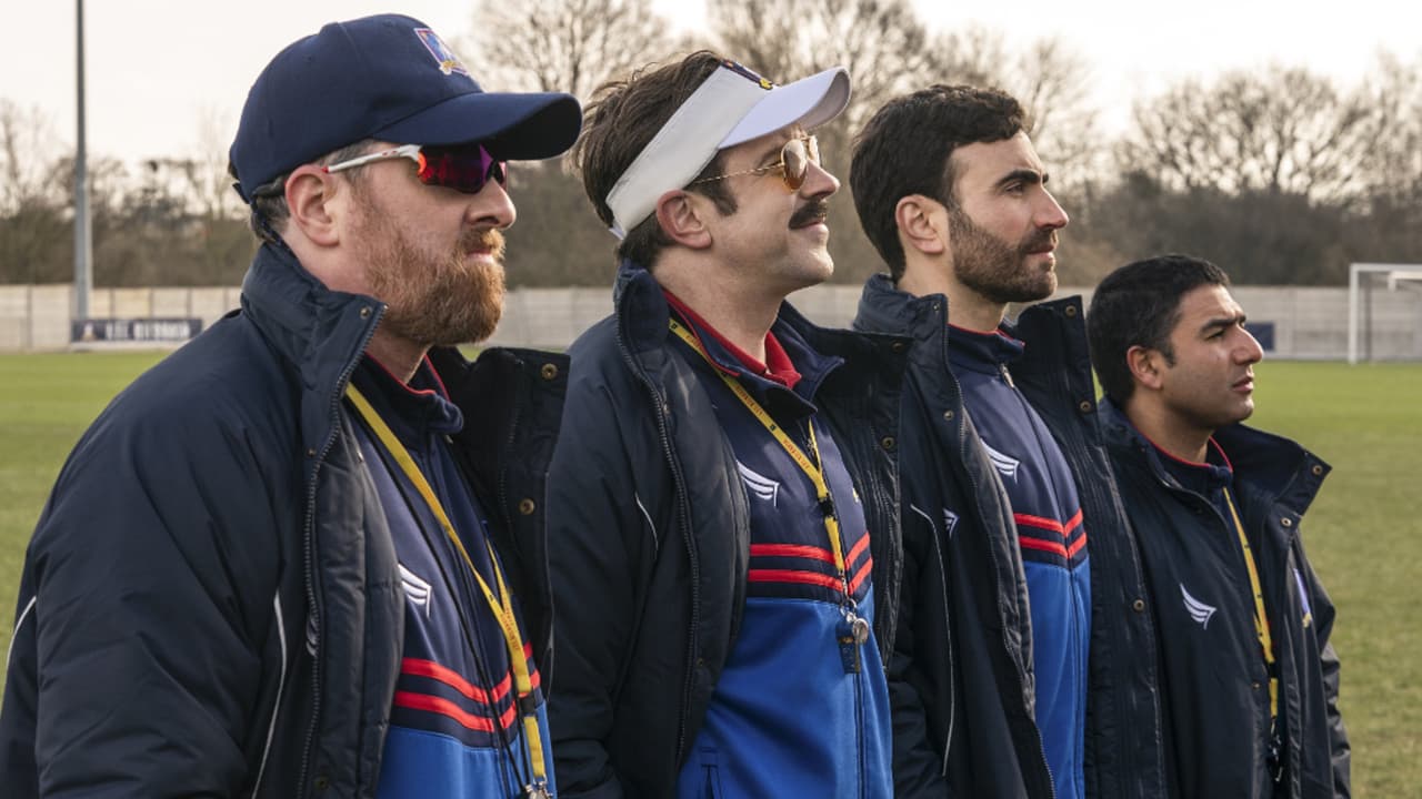 Beard (Brendan Hunt), Ted (Jason Sudeikis), Roy (Brett Goldstein) e Nathan (Nick Mohammed) em "Ted Lasso"