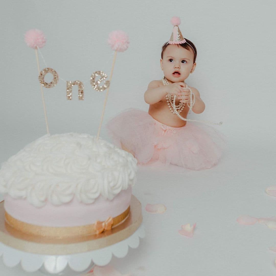 La pequeña 
<a href="https://www.univision.com/shows/despierta-america/carolina-sarassa-celebra-el-primer-ano-de-chloe-sophia-mira-el-album-de-fotos-de-su-pequena-fotos">Chloé Sophia</a>, hija de nuestra querida Carolina Sarassa, llegó a su primer año de vida, y así de hermosa lució en su celebración.