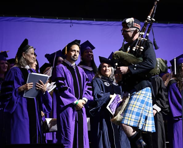 Lin-Manuel Miranda observa a Nicholas Rozak, el encargado de tocar la gaira escocesa durante los actos de grado.