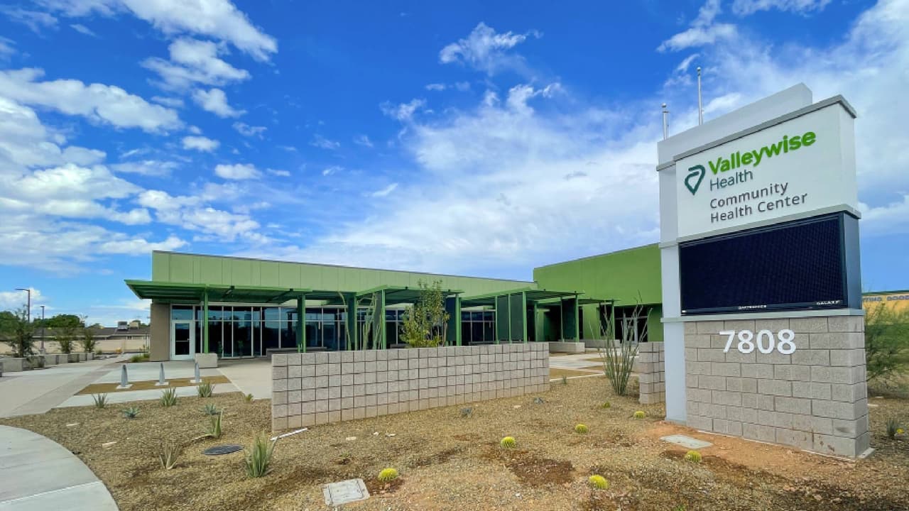 <a href="https://www.univision.com/local/arizona-ktvw/reportan-descenso-en-las-hospitalizaciones-por-covid-19-en-el-condado-maricopa-video">Valleywise Health</a> indica que su nuevo centro de salud al oeste de 
<a href="https://www.univision.com/temas/phoenix">Phoenix</a> ofrece una amplia línea de servicios, que incluyen atención de la salud y la salud mental, primaria y pediátrica, obstetricia y ginecología.