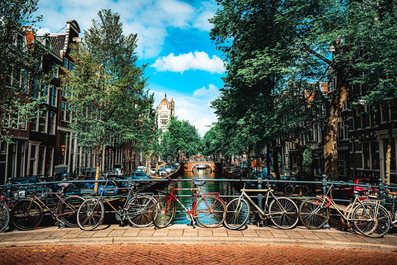 <h2 class="cms-H2-H2">3. Ámsterdam, Países Bajos</h2>
<br>
<br>Los canales, museos y una divertida vida nocturna hace a esta ciudad uno de los destinos más populares de Europa, y es por ello que se sitúa en el tercer puesto.
<br>