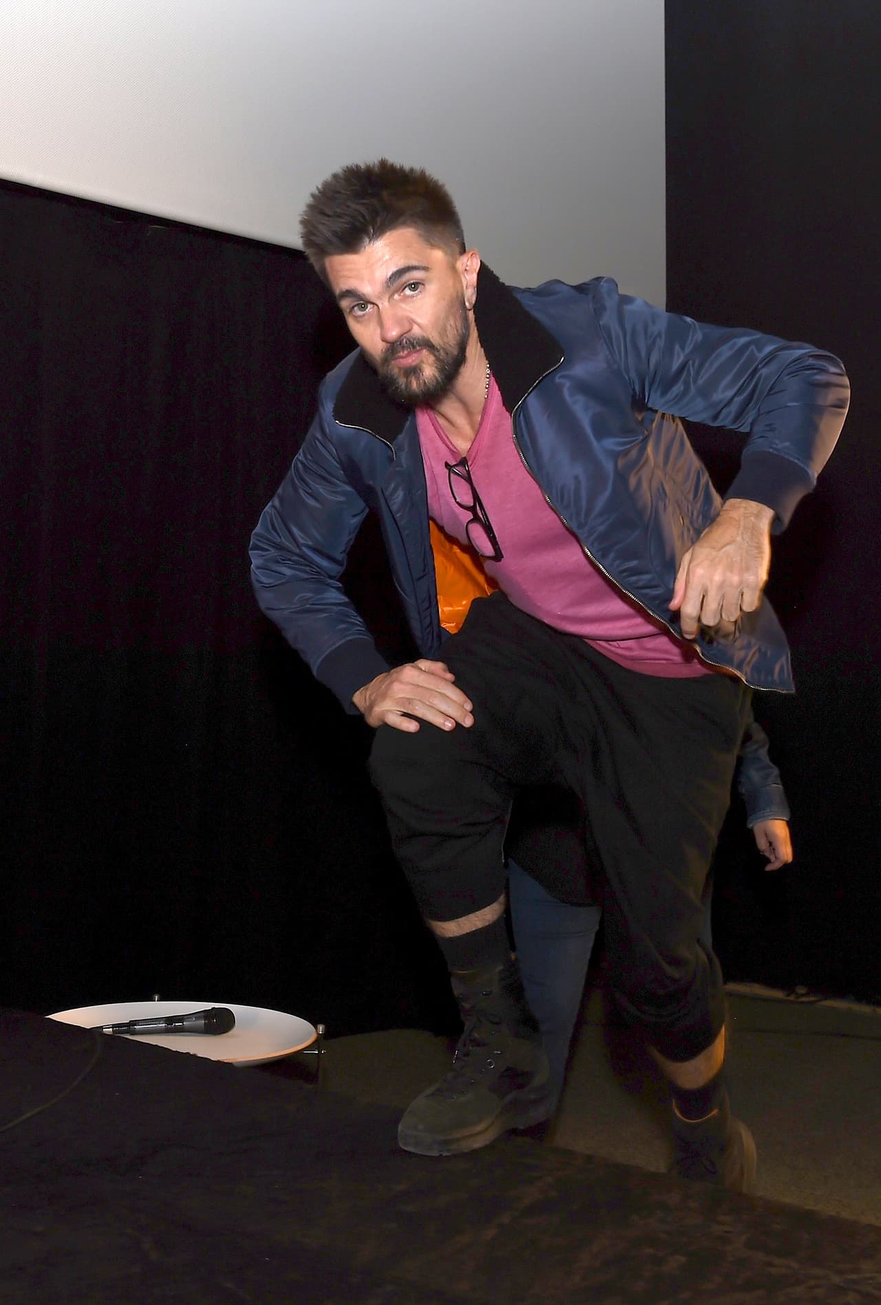 El colombiano es reconocido en el mundo de la música por su excelencia, la cual le ha permitido ganar
<b> <a href="https://www.univision.com/entretenimiento/juanes-el-cantante-con-mas-latin-grammy-en-la-historia-fotos" target="_blank">21 Latin GRAMMY</a></b> y dos GRAMMY.