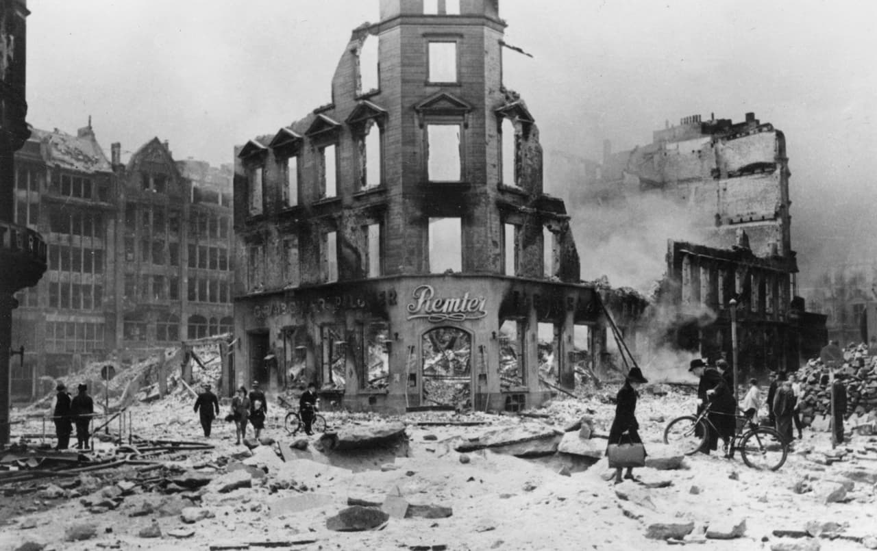 <h3 class="cms-H3-H3">Hamburgo, Alemania</h3>
<br>
<br>En julio de 1943, fuerzas aliadas lanzaron más de 9,000 toneladas de explosivos sobre Hamburgo, la ciudad industrial más importante para la Alemania nazi. Las olas de calor y el viento contribuyó a la mayor propagación de incendios, lo que resultó en la destrucción de más de la mitad de la ciudad y la muerte de al menos 44,600 personas.
<br>
