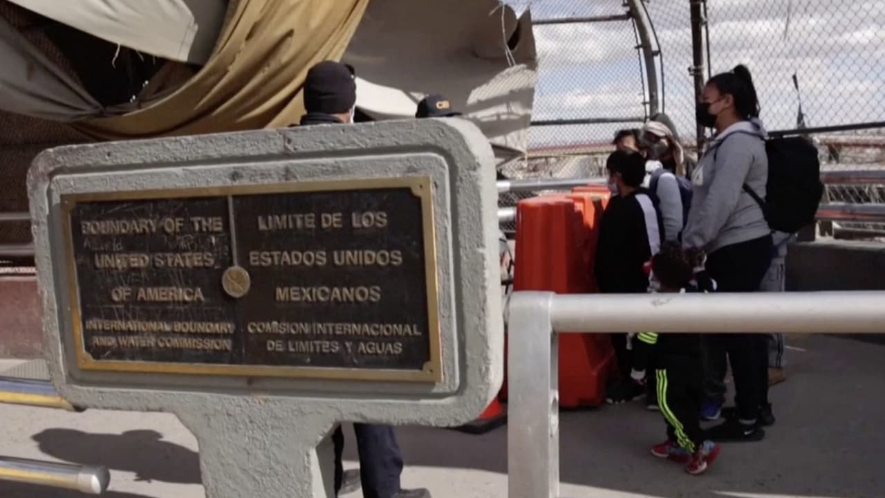 Cómo queda la política de asilo de Biden tras fallo sobre el programa ‘Quédate en México’