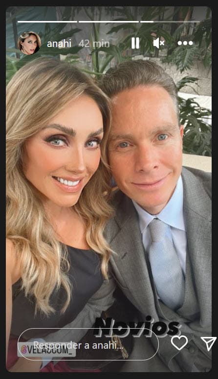 La también cantante colgó esta otra foto junto a 
<b><a href="https://www.univision.com/famosos/los-romanticos-besos-de-anahi-y-su-esposo-es-la-primera-vez-que-se-dejan-ver-asi-ante-sus-fans-video" target="_blank">su esposo Manuel Velasco</a></b>, con quien asistió a la ceremonia. 
<br>