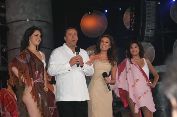 <b><a href="http://www.univision.com/temas/alfredo-adame" target="_blank">Alfredo Adame</a></b> y 
<b><a href="http://www.univision.com/temas/jacqueline-bracamontes" target="_blank">Jacqueline Bracamontes</a></b> fueron los presentadores del programa en ese año.