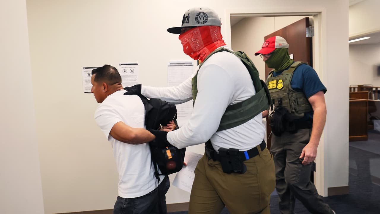 Qué deben llevar ciudadanos y residentes legales ante redadas de ICE en California y cómo actuar