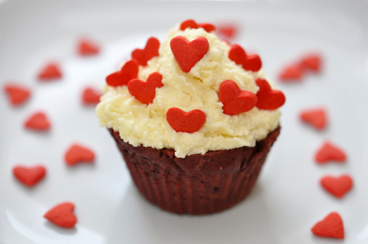 No te olvides del postre. No tiene que ser nada del otro mundo, fresas bañadas con chocolate o unos pastelillos decorados con mucho amor.