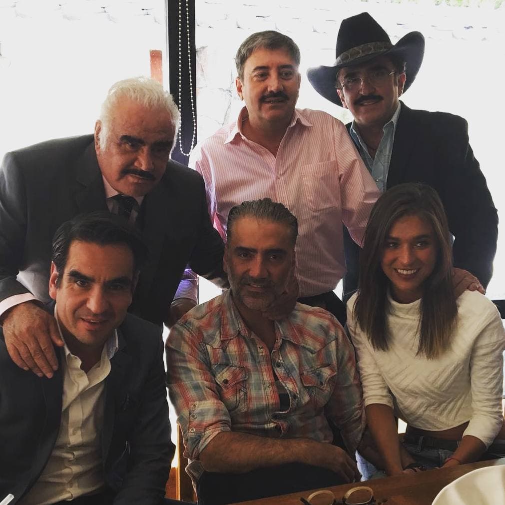 Esta imagen tomada en febrero de 2016, durante el festejo del cumpleaños de Vicente Fernández, había sido la última que se había visto en redes sociales de la pareja. Para ese momento, llevaban separados seis meses.