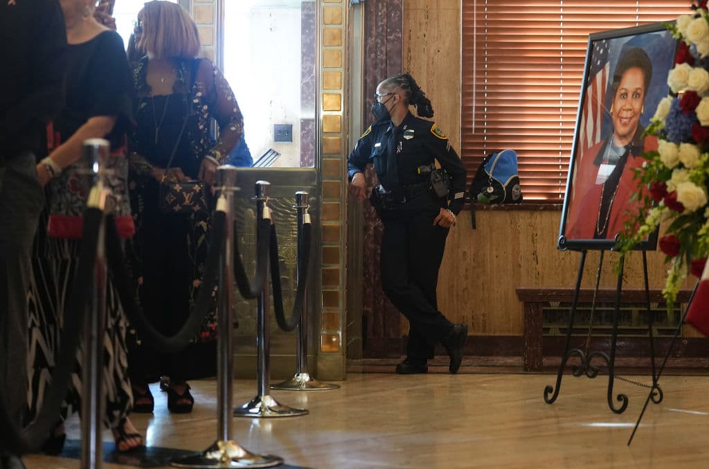 El Departamento de Policía de Houston se mantuvo ofreciendo vigilancia durante la semana mientras las personas respetaban su turno para ofrecer sus condolencias y despedirse de Jackson Lee.