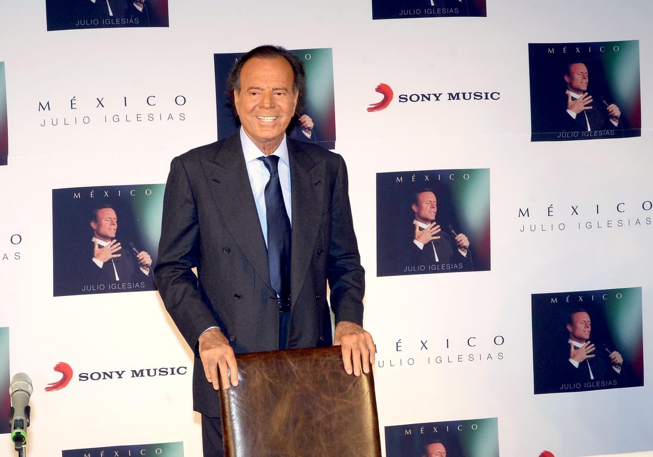 El 17 de julio de 1968 ganaba el Festival Internacional de la Canción de Benidorm con la canción 'La vida sigue igual' la cual compuso mientras estaba convaleciente.