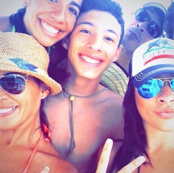 La familia Lozada celebrando el gran amor que se tienen.