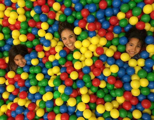 ¡Juguetona! Karla con sus las niñas que ponen color a sus días.