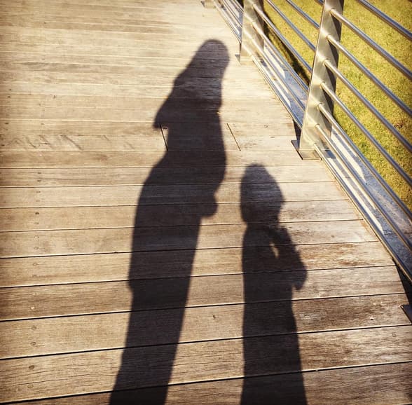 ¡Los tres! Satcha Pretto con Bruce y la bebita que lleva en su pancita.