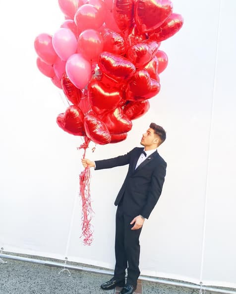¡Todo una galanazo nuestro William! Los globos de corazón no podían faltar.