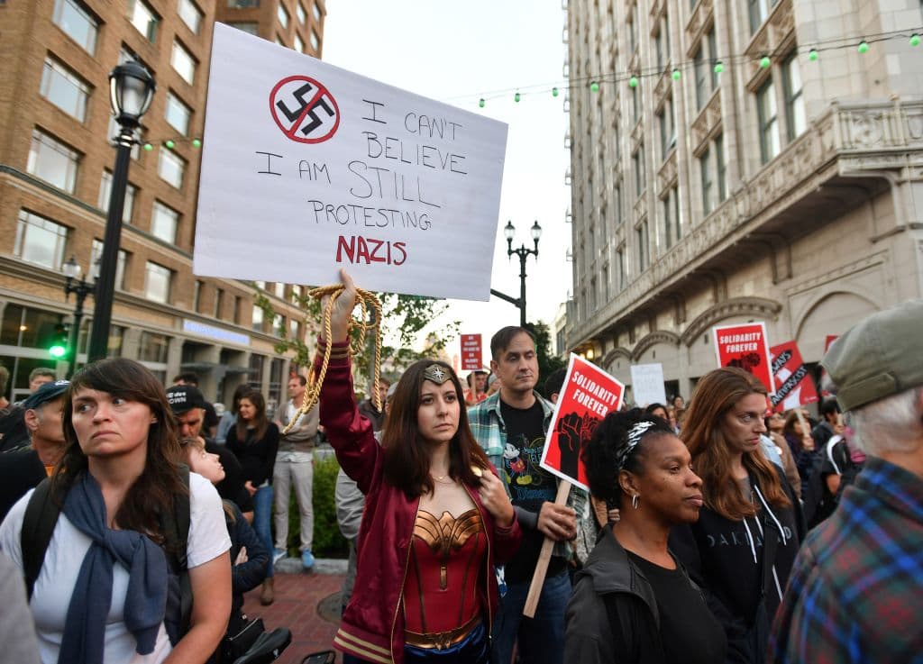 Cientos de personas, entre ellas Larissa Roberts vestida como 'La Mujer Maravilla', marcharon en Oakland la tarde del sábado.