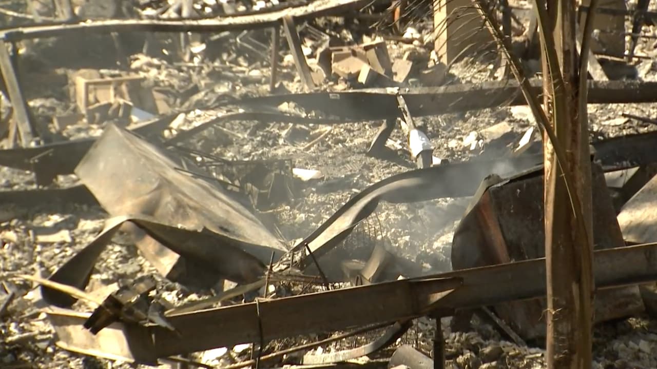 Entre los escombros se observan partes de las estructuras de los vehículos recreativos destruidos.