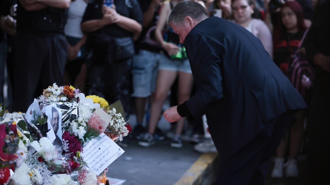 El papá de Liam Payne visitó el memorial que fans del cantante colocaron afuera del hotel en donde murió trágicamente.