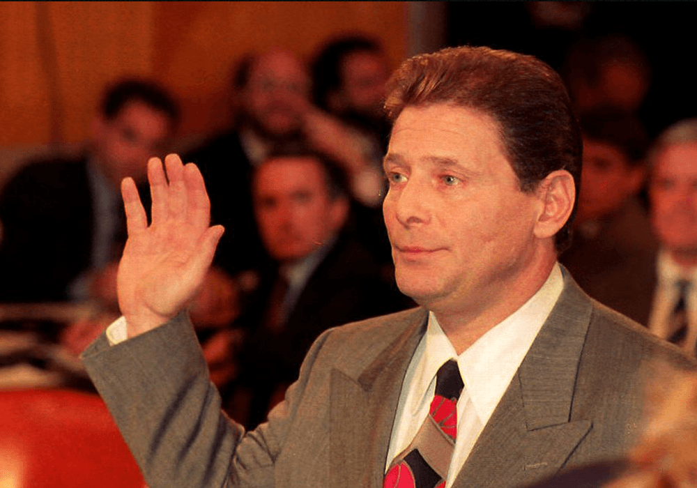 <b>Sammy Gravano</b>
<br>
<br>Originalmente de Brooklyn, Sammy Gravano, conocido como “Sammy The Bull” fue una de las personas detrás del asesinato de Paul Castellano. Sin embargo, es mejor conocido por testificar contra sus compañeros de la mafia a cambio de la protección del gobierno, el más famoso de ellos siendo John Gotti. Es el mafioso de más alto rango en la historia en convertirse en testigo del gobierno.