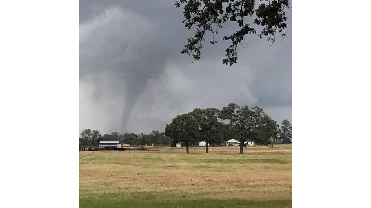 Este posible tornado fue captado en Sulphur Springs, la tarde de este viernes.