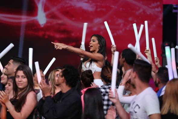 La gala arrancó con un homenaje a Selena. Las chicas se lucieron como nunca en unos retos que fueron diseñados para cada una de ellas. Mariana tuvo su propio show junto a Carlos Calderón, Francisca se robó el show con su personaje de Mela la Melaza, Clarissa se llevó senda ovación gracias a su merengue, Catherine imitó a JLo y Nathalia interpretó a Catalina Creel junto al actor Sebastián Ligarde. La hondureña Nathalia Casco ha demostrado ser imbatible en esta temporada de Nuestra Belleza Latina. Y es que al parecer no hay quien la baje del trono de la belleza. ¡Hasta a su BFF, Geisha, sacó de la competencia!