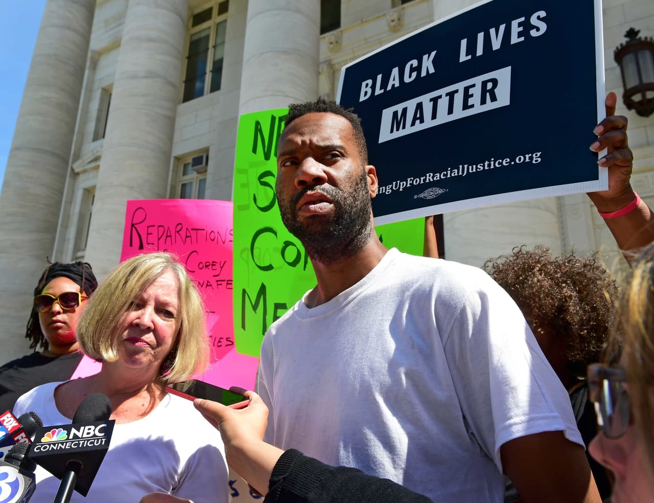 Empleado universitario rompió vitral con escena racista en Universidad de Yale, fue arrestado y celebrado en corte y en las redes