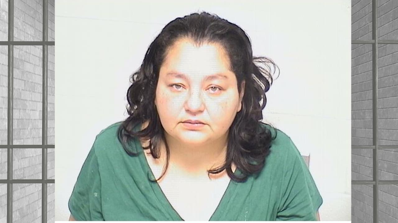 Baños de agua fría, amenazas de muerte, e identificaciones falsas: latina enfrenta cargos por tráfico humano en Chicago