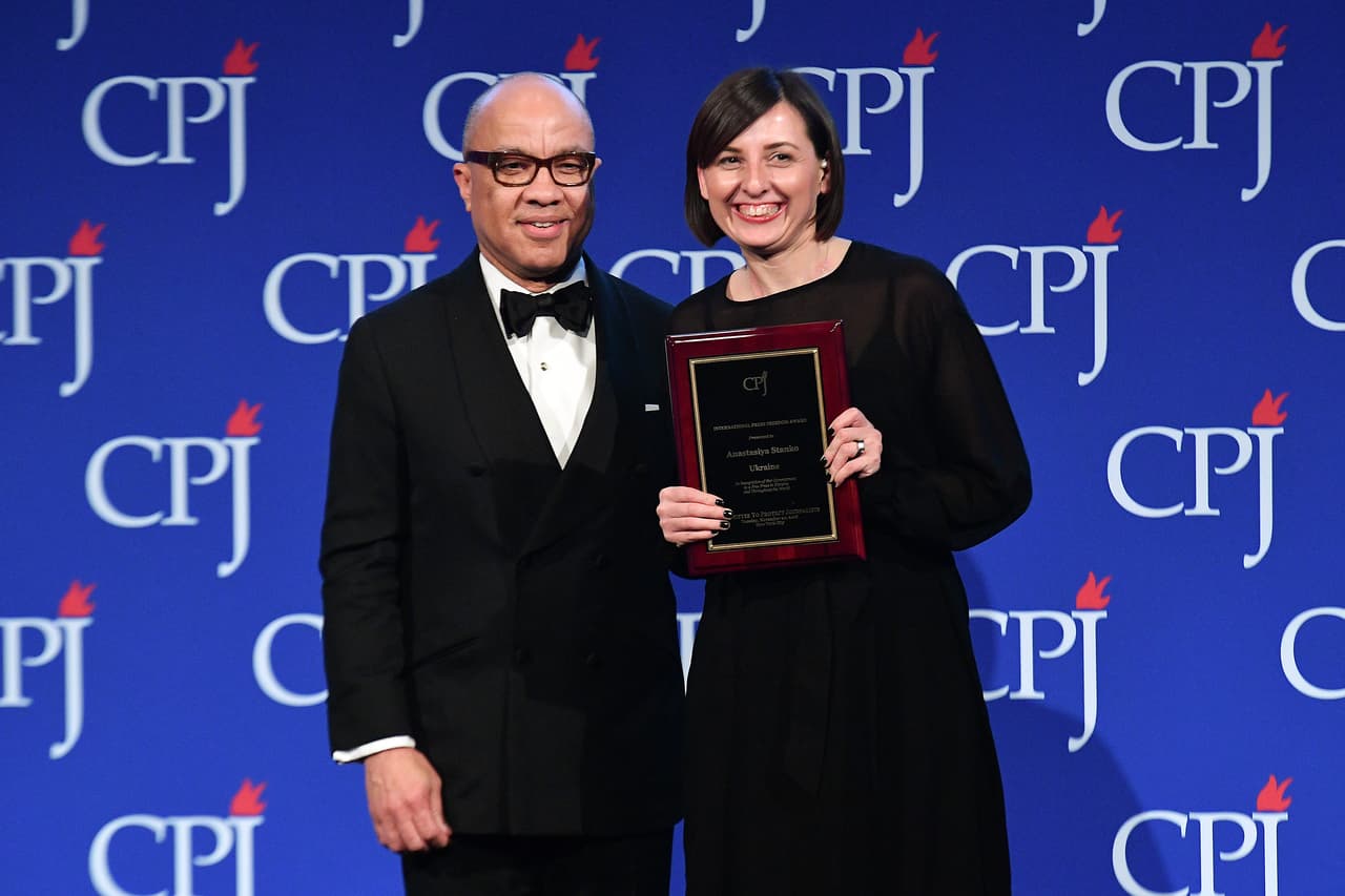 <b>A la periodista ucraniana Anastasiya Stanko </b>le entregó el premio Darren Walker, presidente de la Fundación Ford y miembro de la junta directiva del CPJ. Es miembro del movimiento 'Stop censorship' (Detengan la censura), un grupo formado por periodistas y medios en su país.