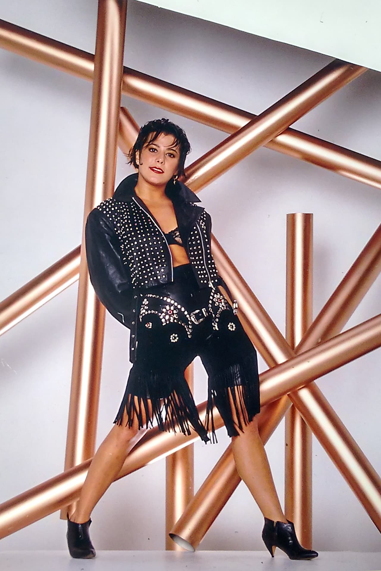 Alejandra respondió con otra canción, dedicada para Paulina: 'Hey Güera'. La hija de Silvia Pinal amenazaba con armarle un escándalo o cortarle el pelo si se acercaba al integrante de Timbiriche, entre otras cosas.