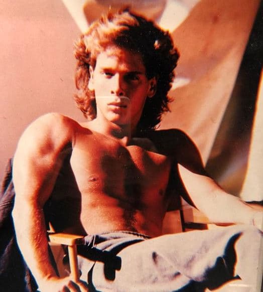 "Encontré esta foto en mi caja de recuerdos, ¡es de 1989! Las mejores épocas de mi vida en Acapulco y ese estilo de pelo que usábamos todos por la influencia mundial de Duran Duran, el grupo de moda. Tenía yo 23 años", escribió el también actor.