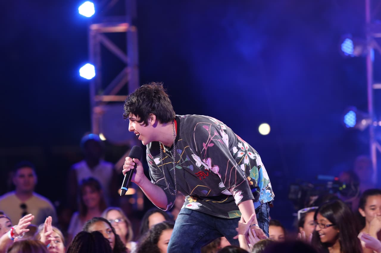 El chico de San Antonio es seguido por miles en las redes sociales, ya tiene unos cuantos fan clubs y ahora viene a conquistar La Banda.