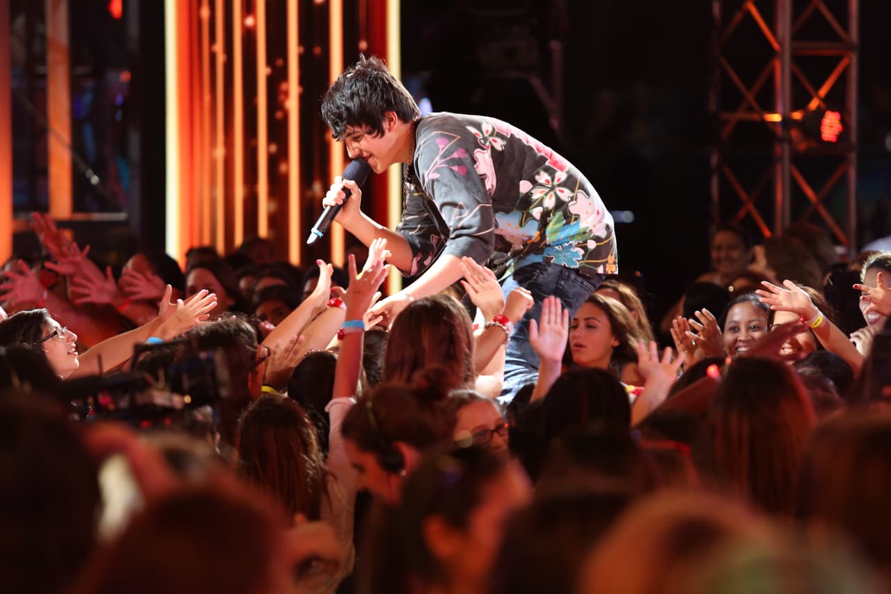 El chico de San Antonio es seguido por miles en las redes sociales, ya tiene unos cuantos fan clubs y ahora viene a conquistar La Banda.