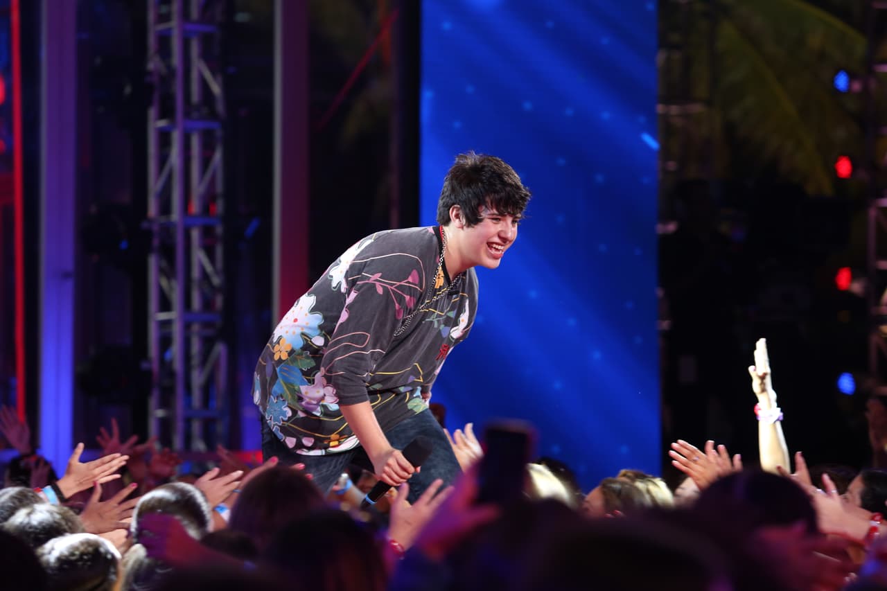 El chico de San Antonio es seguido por miles en las redes sociales, ya tiene unos cuantos fan clubs y ahora viene a conquistar La Banda.