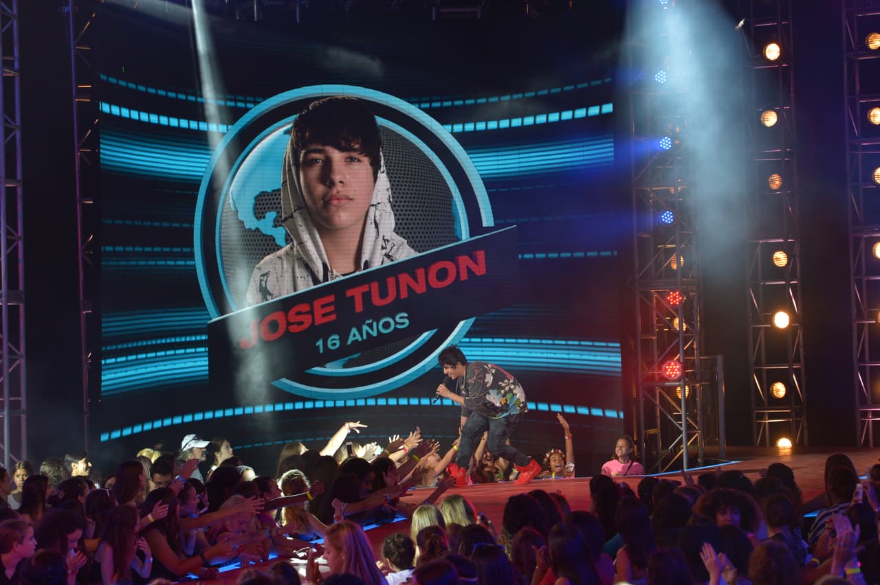 El chico de San Antonio es seguido por miles en las redes sociales, ya tiene unos cuantos fan clubs y ahora viene a conquistar La Banda.