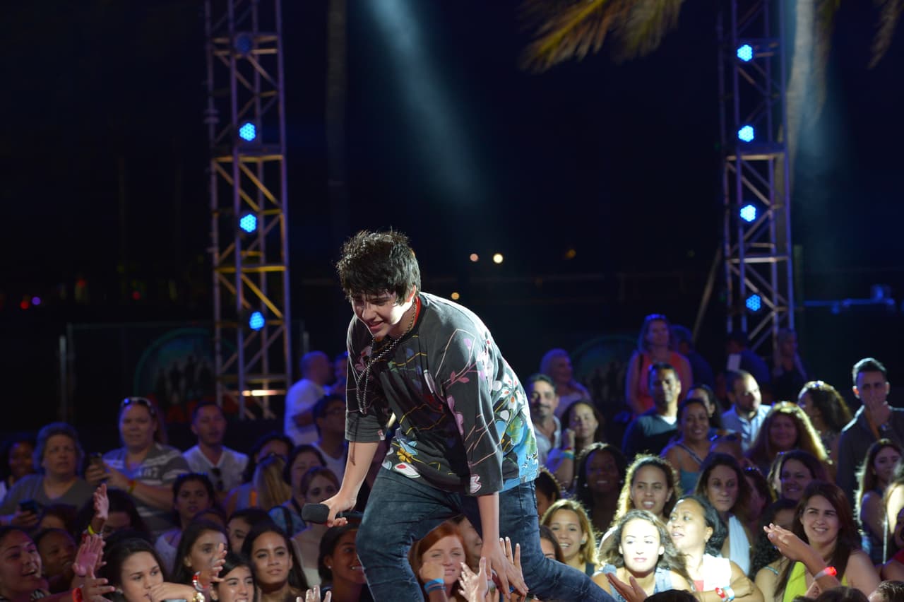 El chico de San Antonio es seguido por miles en las redes sociales, ya tiene unos cuantos fan clubs y ahora viene a conquistar La Banda.